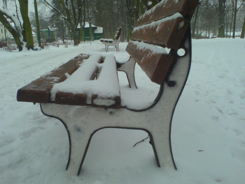 Ławka ze śniegiem? (nie wiem jak to opisać xd) #ławka #park #zima