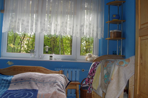 sypialnia - okno skierowane na południe; rolety okienne podwieszane, bambusowe #Człuchów #czluchow #mieszkanie #piastowskie #sprzedaż #mieszkania