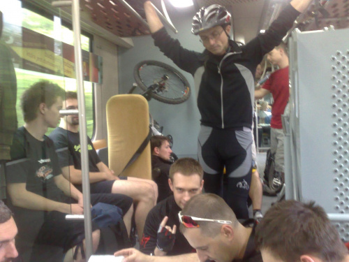 W pociągu o 7.26 można spotkać sporo bikerów,nasza ekipa jednak była największa :)
Na pierwszym planie dr.Paweł,nasz nowy kompan(mam nadziję)-twardy gość!
darfu jeszcze się nie zgubił :)