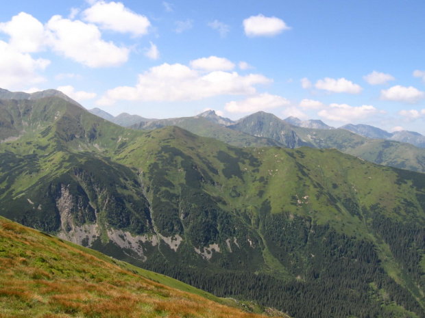 Widok na Wołowiec, Rakoń, Długi Upłaz, Grześ, oraz Rohacze na ostatnim planie #Góry #Tatry