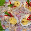 Jajka na szybkiej sałatce.Przepisy na : http://www.kulinaria.foody.pl/ , http://www.kuron.com.pl/ i http://kulinaria.uwrocie.info #jajka #sałatka #przekąski #jedzenie #kulinaria #gotowanie #PrzepisyKulinarne