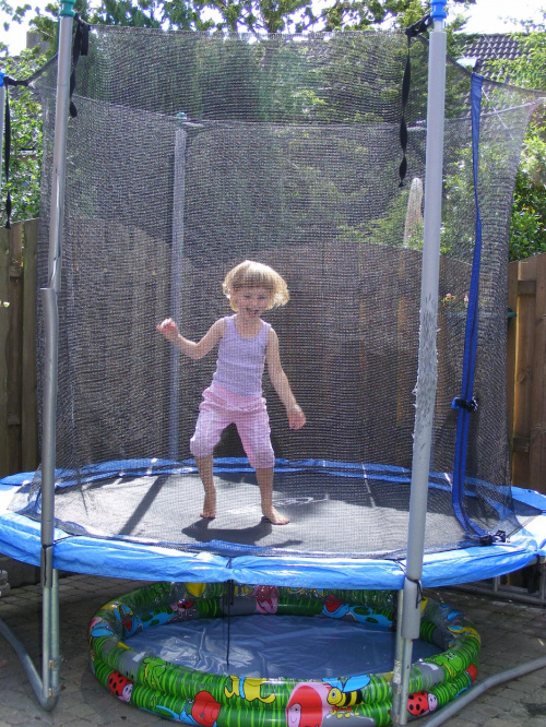 Amelka i jej raj-trampolina.