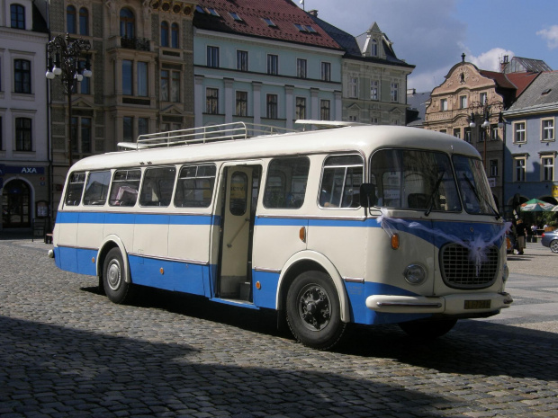 Piękny, luksusowy i klimatyzowany autobus dla gości weselnych na libereckim rynku #Czechy #Liberec #skoda