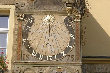 Piękny zegar słoneczny na budynku ratusza w Otmuchowie #otmuchów #ratusz #zegar