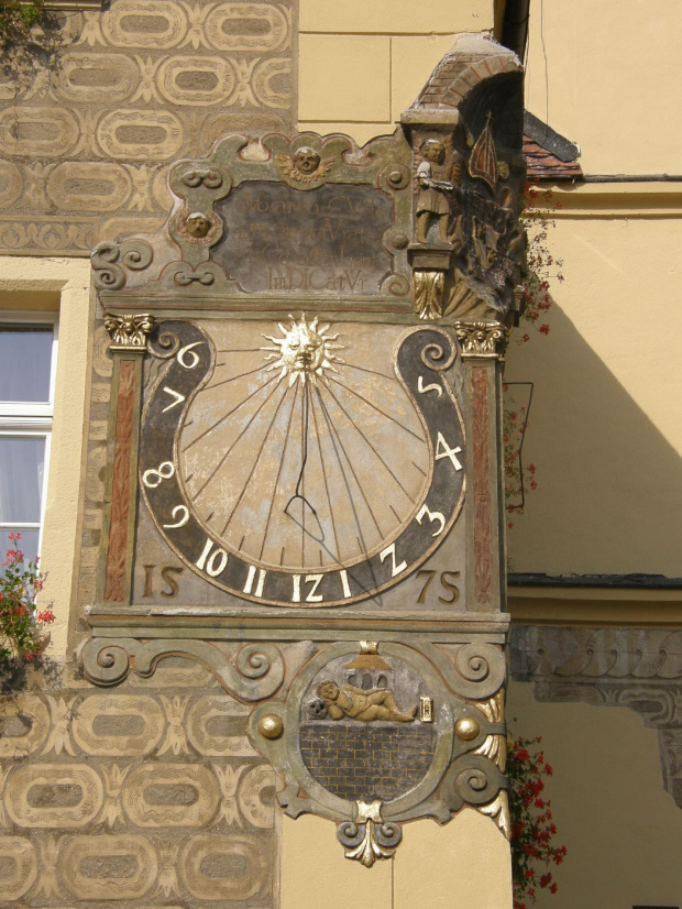 Piękny zegar słoneczny na budynku ratusza w Otmuchowie #otmuchów #ratusz #zegar
