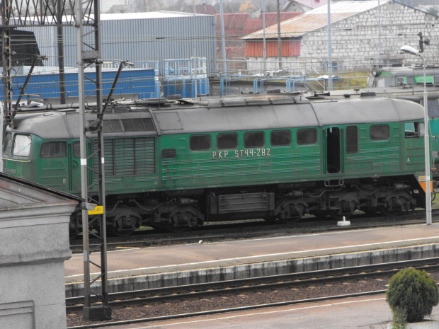 ST44-282 jadąca po skład towarowy z bocznego toru, 16.11.2008, Krzyż