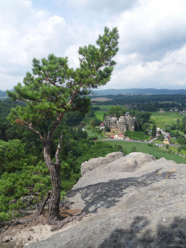 Widok na skalny zamek Sloup #czechy #NaStrażi #sloup #WieżeWidokowe