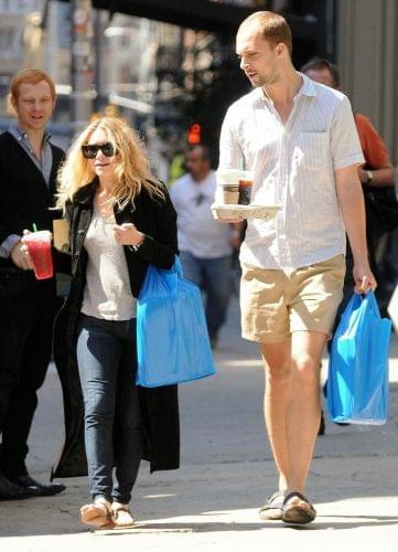 Ashley getting drinks at Starbucks in NYC-paparazzi sierpień 2008