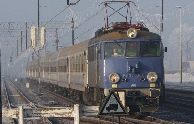 30.12.2008r.|Susz|Siódemka z pociągiem TLK Pobrzeże kieruje się w stronę Iławy.