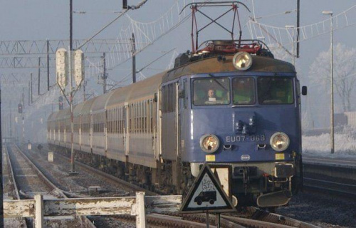 30.12.2008r.|Susz|Siódemka z pociągiem TLK Pobrzeże kieruje się w stronę Iławy.