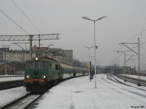 10.01.2009 Szczecin Gł EU07-417 stoi gotowy do odjazdu z pociągiem pośpiesznym Kopernik do Warszawy Wschodniej.
