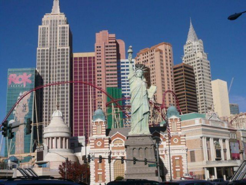 Kasyno "New York New York", zwroc uwage na roller-coaster przed hotelem.