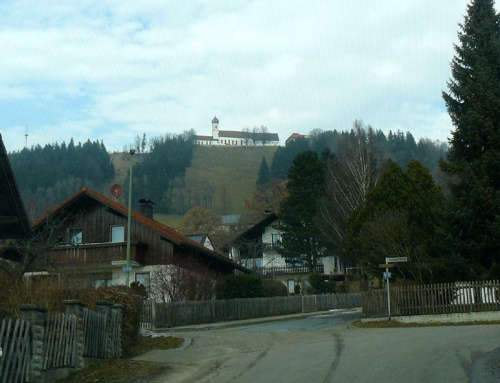 D-4. Z miasteczka u stóp góry widac punkt widokowy z klasztorem.