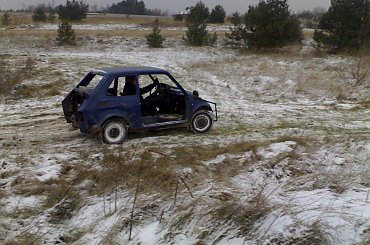 Trzeba się troche rozerwac i po driftowac! Fotka z Listopada 2008 roku #buggy #drift #zima #snieg #LekkiOpad #slizg #slajd #slide #maluch #fiat #samoróbka #rozrywka #mrozik #bok #ręczny #slisko #jazda #wypad
