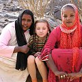 Nubijki, mężatka w czarnej chuście, a panna w kolorowej. #Egipt #Nubia #zwiedzanie #egzotyczne #ludzie #kobiety