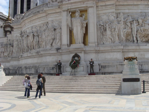 Ołtarz Ojczyzny, Statua Rzymu i Grób Nieznanego Żołnierza