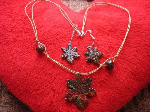 Komplet biżuterii z masy termoutwardzalnej - liście w kolorze jesieni #biżuteria #komplet #liść #KoloryJesieni #MasaTermoutwardzalna #kolczyki #naszyjnik #wisiorek