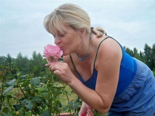 Nie całuj, nie całuj mnie pierwsza #DodajTagiDoZdjęciaLudzie #kobieta #przyroda #ogród #kwiaty #róża #pocałunek