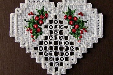 Ozdoba wykonana techniką haftu hardanger. Wzór Elie Bishop. #HaftHardanger #HaftKrzyżykowy #OzdobyŚwiąteczne #rękodzieło #serce #TkaninaArtystyczna