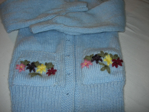 Sweterek z haftem dla wnuczki