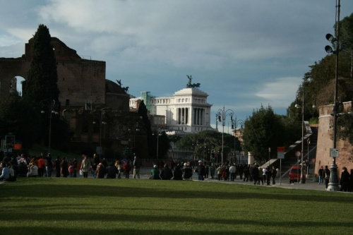 Po drodze na Plac Wenecki #Rzym #pomnik
