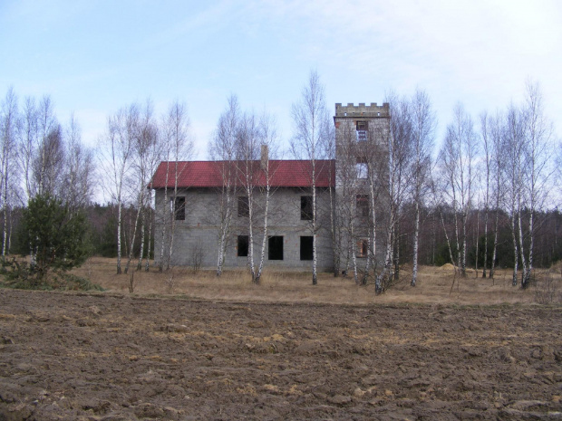 Ciekawostka architektoniczna we wsi Sabinów .